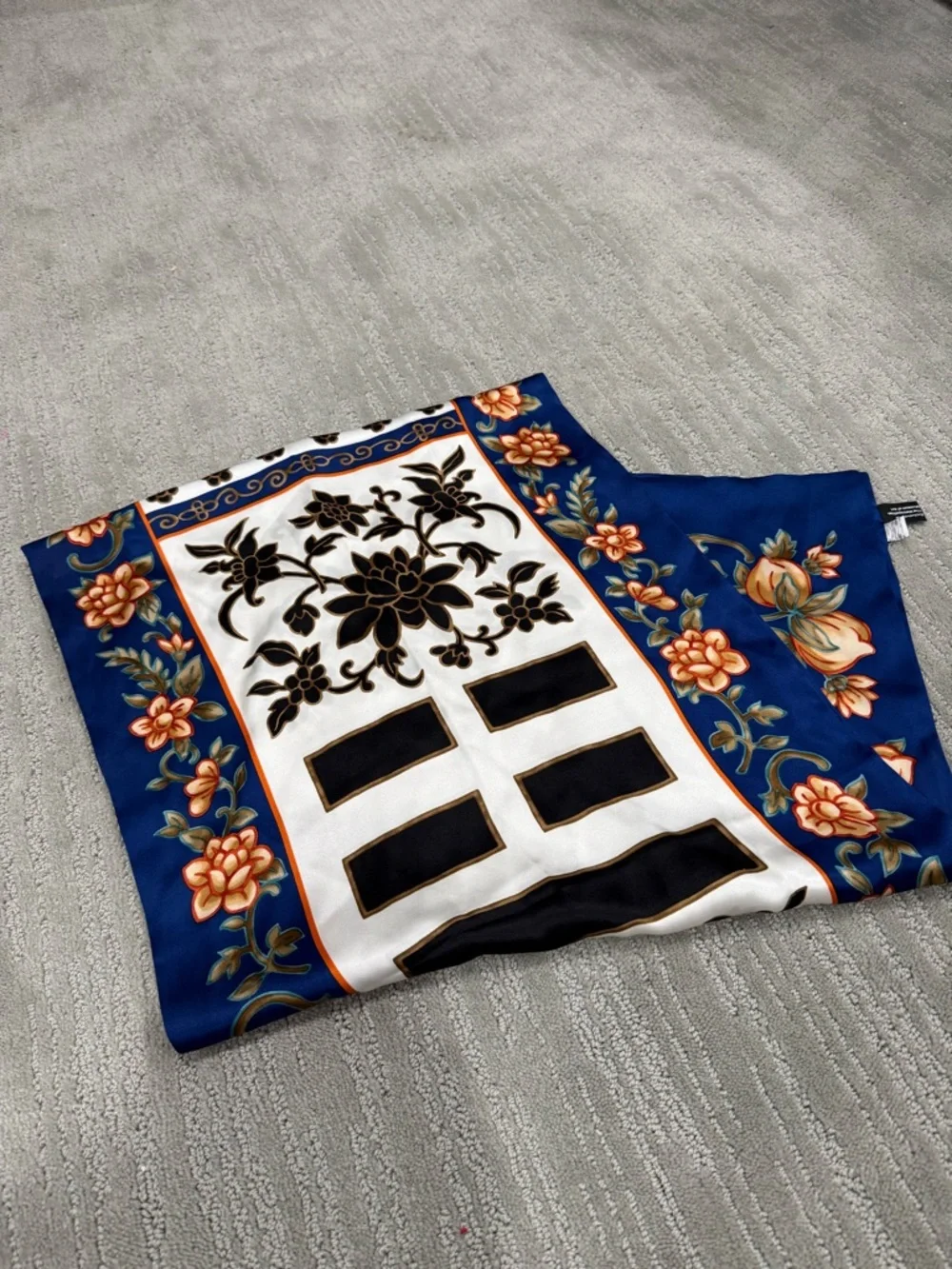 Metropolitan Museum of Art‎ silk scarf